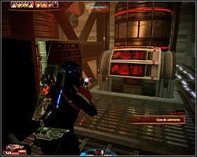 Koniecznie zbadaj lewy narożnik, gdyż w pokazanym na pierwszym screenie miejscu odnajdziesz pojemnik zawierający 800 jednostek irydu - Mass Effect 2: Krok od katastrofy statku - opis przejścia, solucja - Mass Effect 2 - poradnik do gry
