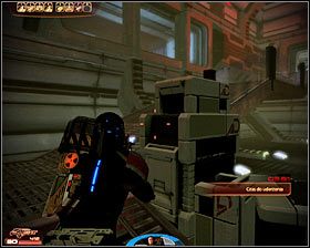 Identycznie musisz postąpić z pokazanym na pierwszym screenie drugim sprzęgiem mocy, również ustawiając się wyraźnie z boku i korzystając z pomocy reszty drużyny w celu odwrócenia uwagi gethów - Mass Effect 2: Krok od katastrofy statku - opis przejścia, solucja - Mass Effect 2 - poradnik do gry