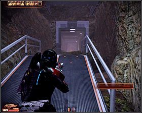 Musisz teraz wysadzić pokazane na screenie pojemniki, znajdujące się przy dużych zbiornikach - Mass Effect 2: Baza Krwawej Hordy - opis przejścia, solucja - Mass Effect 2 - poradnik do gry
