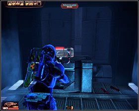 Po zlikwidowaniu wszystkich gethów wybierz pokazany na pierwszym screenie korytarz, na końcu którego odnajdziesz amunicję do ciężkich broni i zestaw medyczny - Mass Effect 2: Legion, Kłótnia w rodzinie - opis przejścia, solucja - Mass Effect 2 - poradnik do gry