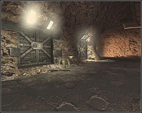 Kanister stoi w kopalni, obok dwóch kabin windy - Refinery | Kanistry w Aliens vs Predator - Aliens vs Predator - poradnik do gry