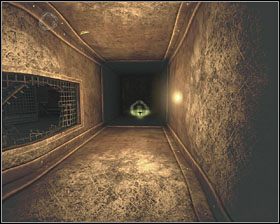 Po wejściu do budynku B-01 poczekaj aż żołnierze staną przy drzwiach i znajdź wejście do tunelu wentylacyjnego pomiędzy dwoma szafkami - Jungle | Kanistry w Aliens vs Predator - Aliens vs Predator - poradnik do gry