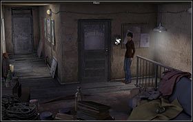 Podejdź do blatu (w dole ekranu) i zabierz szpulę na taśmę filmową oraz śrubokręt z gałką - Blake Avenue, Nowy Jork (cz. 2) - Opis przejścia - 19.10.2009 - Art of Murder: Karty Przeznaczenia - poradnik do gry