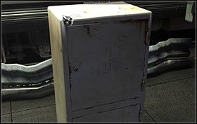 Podejdź do szlabanu (zbliżenie) i zrób zdjęcie karcie (walet kier ), a następnie zabierz ją, chowając do plastikowego woreczka - Blake Avenue, Nowy Jork (cz. 4) - Opis przejścia - 19.10.2009 - Art of Murder: Karty Przeznaczenia - poradnik do gry