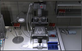 Włóż z powrotem opakowanie do woreczka (w zbliżeniu) i przejdź w prawo, do mikroskopu (zbliżenie) - Biuro terenowe FBI - Bronx, Nowy Jork (cz. 1) - Opis przejścia - 21.10.2009 - Art of Murder: Karty Przeznaczenia - poradnik do gry