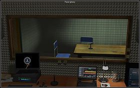 Podejdź do lustra weneckiego (zbliżenie) i rzuć okiem na monitor po lewej (panel główny; zbliżenie) - Biuro terenowe FBI - Bronx, Nowy Jork (cz. 2) - Opis przejścia - 21.10.2009 - Art of Murder: Karty Przeznaczenia - poradnik do gry