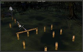 Teraz wskocz na pierwszy słupek, to jeden z tych, na których można stać bezpiecznie, bez obawy, że zanurzy się pod wodę - Chatka na bagnach - Luizjana (cz. 2) - Opis przejścia - 22.10.2009 - Art of Murder: Karty Przeznaczenia - poradnik do gry