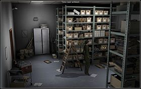 Zainteresuj się leżącą na chodniku i przyczepioną łańcuchem do latarni tablicą reklamową (zbliżenie) - Norwitch, Maine (cz. 2) - Opis przejścia - 24.10.2009 - Art of Murder: Karty Przeznaczenia - poradnik do gry