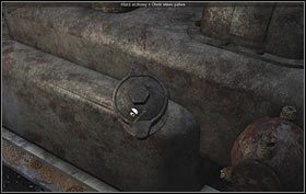 Teraz zainteresuj się szczeliną w podłodze (po prawej; zbliżenie) - Fort - Maine (cz. 1) - Opis przejścia - 24.10.2009 - Art of Murder: Karty Przeznaczenia - poradnik do gry