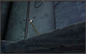 Musisz spojrzeć przez kraty nad sobą, ale stoisz za nisko, odłącz więc (w ekwipunku LPM) uchwyt od wiadra i postaw na podeście samo wiadro - Fort - Maine (cz. 3) - Opis przejścia - 24.10.2009 - Art of Murder: Karty Przeznaczenia - poradnik do gry