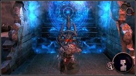 Schodzimy na piętro niżej i wewnątrz skrzyni znajdujemy Begolders Key [1] - Broken Stair | Opis przejścia Darksiders - Darksiders - poradnik do gry