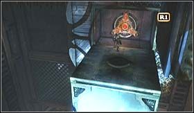 Znajdziesz tam obrotową korbę - obróć ją odsłaniając przełącznik - Labirynt (3) | Opis przejścia God of War III - God of War III - poradnik do gry