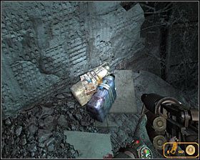 Po dotarciu na drugi koniec tunelu #1 rozejrzyj się za nowym ciałem, przy którym oprócz zwykłych zapasów odnajdziesz też 2 sztuki złotej amunicji - Cursed* | Opis przejścia Metro 2033 - Rozdział 3 - Metro 2033 - poradnik do gry