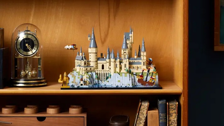 Źródło: LEGO; materiały promocyjne - Cudowna i 2,5 razy tańsza alternatywa dla LEGO Hogwart 71043. Pełna easter eggów z serii o Harrym Potterze jest moim ogromnym marzeniem - wiadomość - 2025-01-14