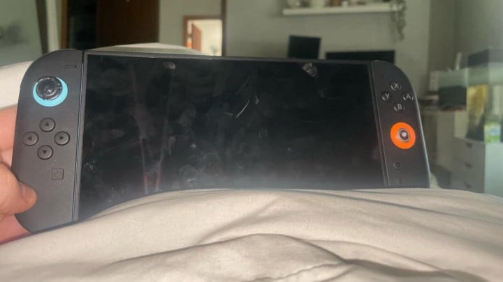 Źródło: u/DecisiveDolphin; Reddit - Pies odgryzł graczowi JoyCona ze Switcha 2, Nintendo wymieni brakującą część za darmo - wiadomość - 2025-08-08