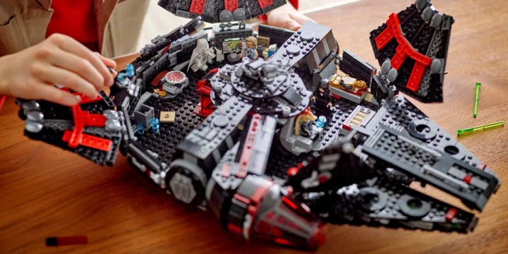 Źródło: LEGO; materiały promocyjne - Zestaw, który potwierdza szaloną teorię fanów Star Wars, jest teraz w galaktycznej promocji na Amazonie. LEGO Mroczny Sokół Millennium wywraca uniwersum Gwiezdnych wojen do góry nogami - wiadomość - 2024-08-09