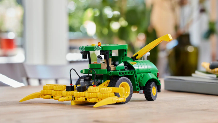 Źródło grafiki: LEGO, materiały promocyjne. - John Deere kombajn do kukurydzy wylądował na pierwszym miejscu mojej listy klocków LEGO do kupienia. Zestaw kusi nie tylko świetnym wykonaniem, ale też niewielką ceną - wiadomość - 2024-04-10