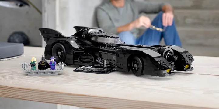 Źródło: LEGO; materiały promocyjne - Ten sprzedawca chyba oszalał, wystawiając unikalny zestaw LEGO Batmobil 1989 za takie pieniądze. Nie znalazłem lepszej oferty tego liczącego 3308 elementów modelu - wiadomość - 2024-08-07