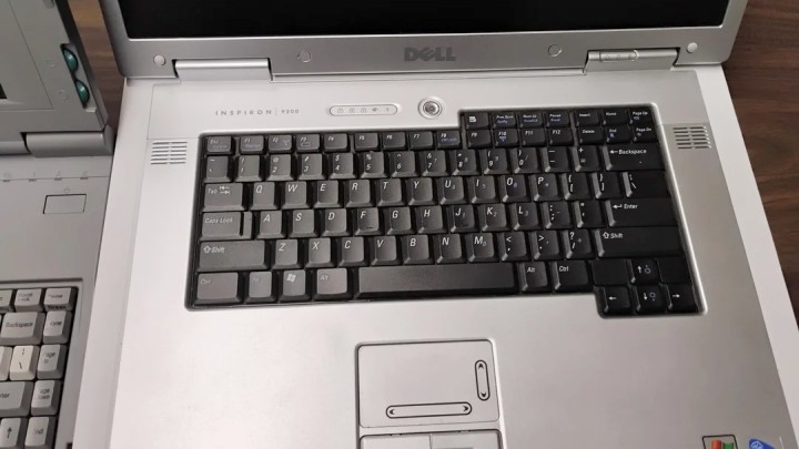 DELL to maszyna, która zawiera nawet kartę graficzną, to kiedyś robiło wrażenie. Źródło: goatlll, Reddit - Użytkownik został poproszony przez kolegę, aby ulepszył jego laptopy: Nie mógł uwierzyć własnym oczom, gdy je zobaczył - wiadomość - 2025-04-09