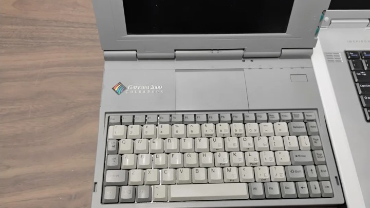 Pierwszy z laptopów ma kolorowy wyświetlacz i to był poważny atut w tych czasach. Źródło: goatlll, Reddit - Użytkownik został poproszony przez kolegę, aby ulepszył jego laptopy: Nie mógł uwierzyć własnym oczom, gdy je zobaczył - wiadomość - 2025-04-09