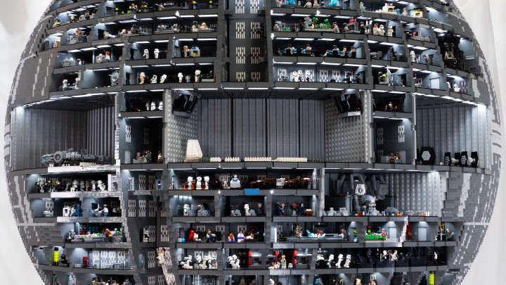 Stacja zawiera znacznie więcej poziomów, niż oficjalny zestaw LEGO. Źródło: LEGO Star Wars The Exhibition - Taka Gwiazda Śmierci z LEGO nigdy nie trafiłaby do oficjalnego zestawu. Do jest stworzenia potrzebnych było 183 tysięcy klocków - wiadomość - 2025-10-08