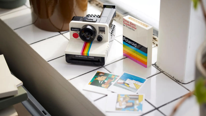 Źródło grafiki: LEGO, materiały promocyjne. - Seria Ideas to najlepsze, co mogło spotkać LEGO. Zawdzięczamy jej „prawie działający” model aparatu Polaroid, który w latach 90. na nowo zdefiniował fotografię - wiadomość - 2024-04-09