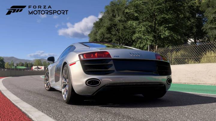 Audi R8 pierwszej generacji już było dostępne w grze – jako model z 2013 roku – ale wariant z 2010 r. zdobił okładkę Forzy Motorsport 3, dlatego został przywrócony. Źródło: Turn 10 Studios. - Forza Motorsport znów rozwija żagle. Powrót legendarnej trasy Fujimi Kaido i Mazdy Furai to tylko początek długiej listy atrakcji na 20-lecie serii - wiadomość - 2025-05-05