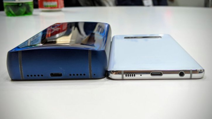 Porównanie grubości – po lewej Energizer Power Max P18K Pop, po prawej Samsung Galaxy S10 Plus. - Ciekawostki z MWC 2019 – smartfon na nadgarstek i telefon z ogromną baterią - wiadomość - 2019-02-28