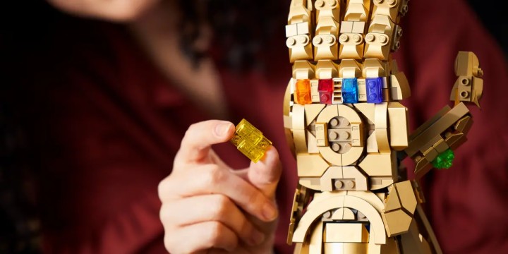 Źródło: LEGO; materiały promocyjne - Ten zestaw ma ponad 8 tysięcy pięciogwiazdkowych opinii na Amazonie i wcale się temu nie dziwię. LEGO Rękawica Nieskończoności to absurdalnie tanie cudo, które wkrótce wzbudzi zazdrość w moich gościach - wiadomość - 2024-09-18