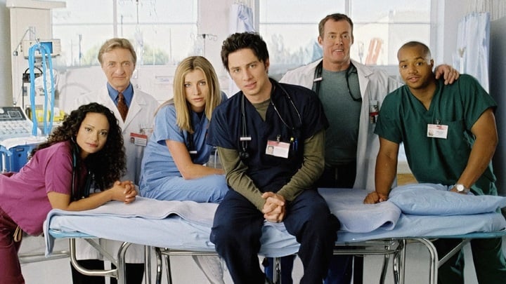 Hoży doktorzy, Bill Lawrence, NBC i ABC, 2001 - Wiemy już, kiedy powróci serial Hoży doktorzy. To nie jedyna produkcja z wczesnych lat 2000., którą wkrótce ponownie zobaczymy na ekranach - wiadomość - 2025-11-01