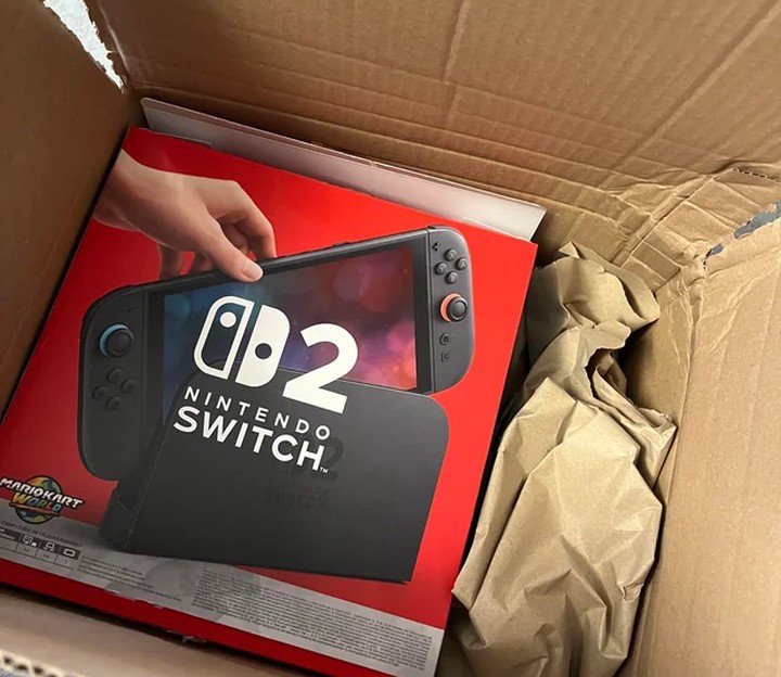 Tak wyglądała zawartość paczki z Amazonu ze Switchem 2. Źródło: JohnnyKasuppke, Reddit - Fan Nintendo zamawia Switcha 2 z Amazonu, przesyłka ma otwarte opakowanie - sprzedawca chce zwrócić mu 425 złotych - wiadomość - 2025-06-24