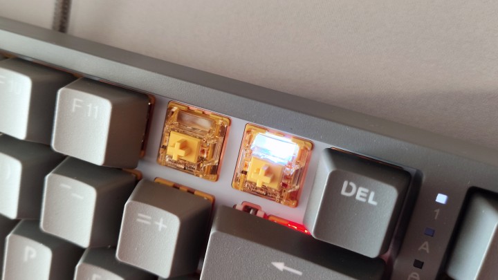 Klawiatura posiada przełączniki Endorfy Yellow by Gateron. Źródło: Fotografia własna. - Cichy klik, idealnie wyprofilowane klawisze i wielka przyjemność z korzystania. Recenzja klawiatury Endorfy Celeris 1800 - wiadomość - 2025-07-10