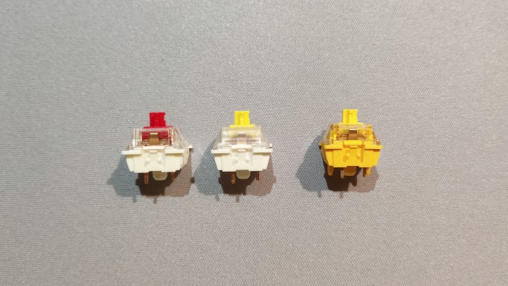 Przełączniki od lewej: Gateron G Pro Red, Gateron G Pro Yellow i Endorfy Yellow. Źródło: Fotografia własna. - Cichy klik, idealnie wyprofilowane klawisze i wielka przyjemność z korzystania. Recenzja klawiatury Endorfy Celeris 1800 - wiadomość - 2025-07-10