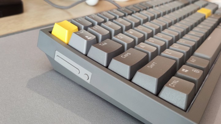 Dodatkowe kontrolki z boku klawiatury. Źródło: Fotografia własna. - Cichy klik, idealnie wyprofilowane klawisze i wielka przyjemność z korzystania. Recenzja klawiatury Endorfy Celeris 1800 - wiadomość - 2025-07-10