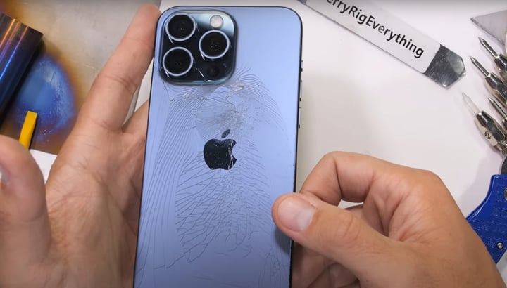 iPhone 15 Pro rozczarowuje - problemy z baterią i pękaniem przyćmiły premierę sprzętu Apple - ilustracja #1
