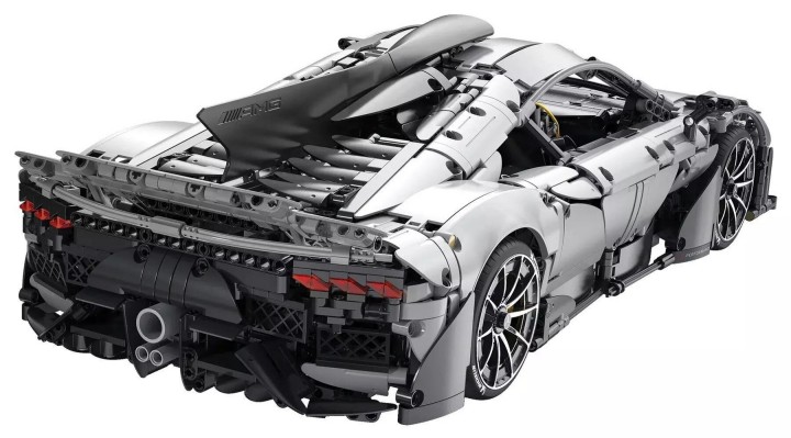 Źródło: CaDA; materiały promocyjne - To, co stworzył konkurent LEGO, nie mieści się w głowie. Ponad 3000 elementów, działające światła i funkcja zdalnego sterowania sprawiają, że Mercedes AMG One firmy CaDA przyćmiewa wszystkie zestawy Technic - wiadomość - 2024-08-26