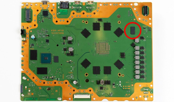 Płyta główna PS5 Pro z zaznaczoną pamięcią DDR5 | Źródło: Sony; materiały promocyjne - Sony po raz pierwszy szczegółowo pokazuje wnętrze PS5 Pro i ujawnia, jakie elementy sprzętowe zostały ulepszone - wiadomość - 2025-04-23