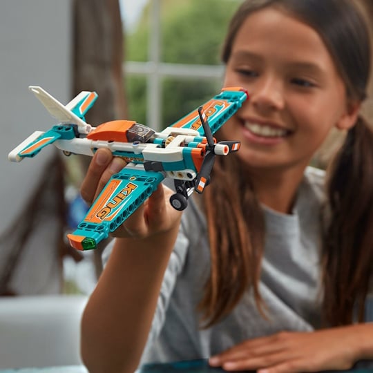 Ale odlot! Samolot wyścigowy z serii LEGO Technic w zaskakującej promocji - ilustracja #1