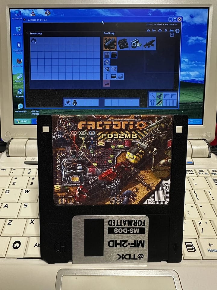 Źródło: derekcz / Reddit - Fan Factorio zmienił popularną strategię w grę retro. Specjalną wersję upchnął na dyskietce - wiadomość - 2025-11-03