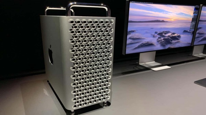 Tak prezentuje się Mac Pro w pełnej okazałości. Po prawej stronie widać również monitor, który można zakupić oddzielnie. - 250 tysięcy za Mac Pro 2019 - Apple znowu popłynęło? - wiadomość - 2019-12-13