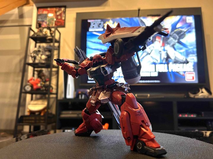 Za możliwość ustawienia takich póz kocham modele Gunpla; (źródło: własne). - Nie żałuję ani złotówki wydanej na ten model. Zestaw Gunner Zaku Warrior z uniwersum Mobile Suit Gundam prezentuje się wspaniale na mojej półce - wiadomość - 2024-10-25