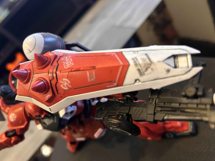 Troszkę zabrudzeń nie zaszkodzi; (źródło: własne). - Nie żałuję ani złotówki wydanej na ten model. Zestaw Gunner Zaku Warrior z uniwersum Mobile Suit Gundam prezentuje się wspaniale na mojej półce - wiadomość - 2024-10-25