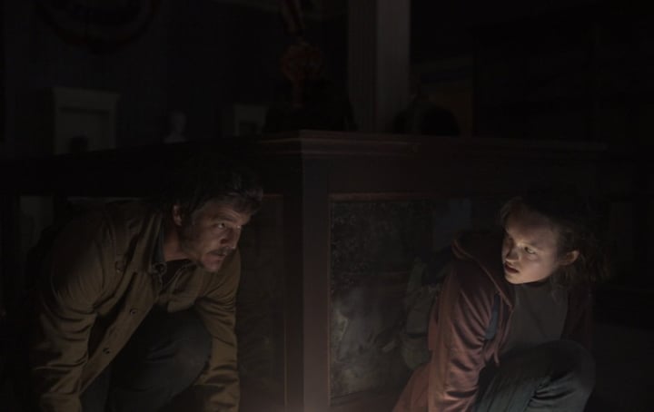 Serial The Last of Us na nowym zdjęciu, Joel i Ellie ukrywają się przed klikaczem - ilustracja #1