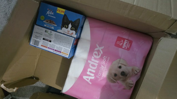 To nie wygląda jak zasilacz, płyta główna, czy pamięć RAM do PC. Źródło: MasterofSquat, Reddit - „Byłem trochę w szoku” - Gracz zamawia sprzęt na Amazonie za 3500 złotych, zamiast niego otrzymuje karmę dla kota - wiadomość - 2025-03-28