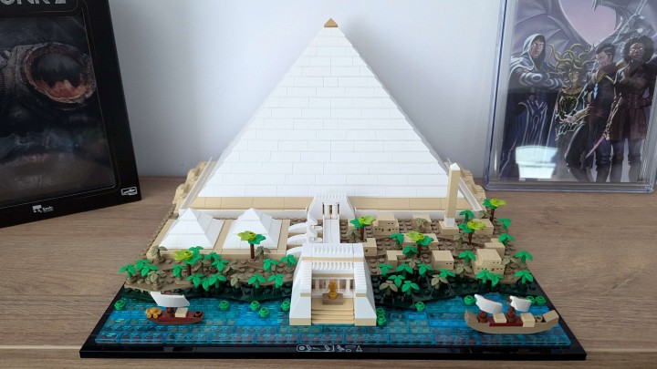 Tak prezentuje się piramida Cheopsa w pełnej krasie na półce naszej koleżanki (źródło: własne). - Zestaw LEGO z piramidą Cheopsa to okno na dzieje ludzkości. Model godny faraona zdobi regał naszej redakcyjnej koleżanki i wzmaga jej pasję do historii - wiadomość - 2024-10-02