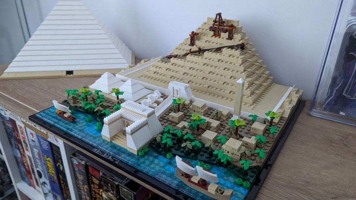 Sami możecie wybrać, jak chcecie zaprezentować piramidę (źródło: własne). - Zestaw LEGO z piramidą Cheopsa to okno na dzieje ludzkości. Model godny faraona zdobi regał naszej redakcyjnej koleżanki i wzmaga jej pasję do historii - wiadomość - 2024-10-02