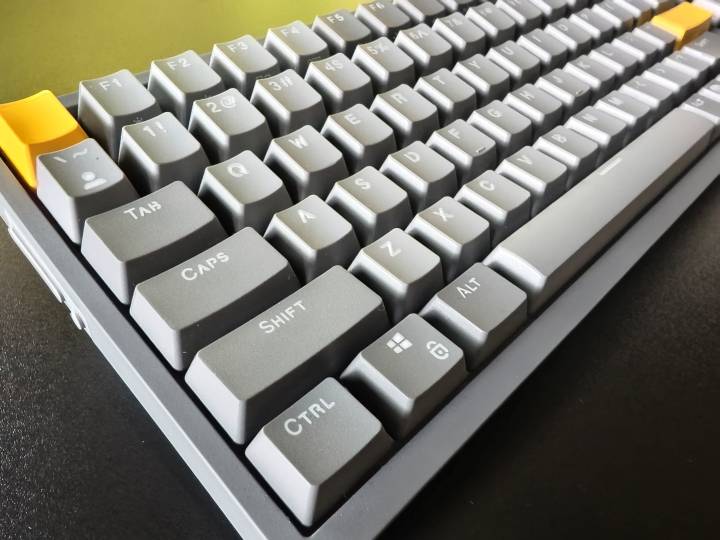 Klawiatury mechaniczne mają wyższy profil – co za tym idzie, pisanie na nich jest diametralne inne niż na „płaskich” modelach membranowych. Na zdjęciach Celeris 1800 firmy Endorfy (źródło: fotografia własna). - Wybierasz klawiaturę? Te 5 cech ma największe znaczenie dla wygody użytkowania - wiadomość - 2025-06-12