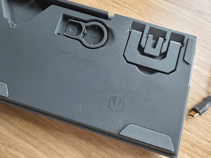 Keycap puller służący do wyciągania klawiszy to częsty dodatek do większości klawiatur – i bardzo pożądany (źródło: fotografia własna). - Wybierasz klawiaturę? Te 5 cech ma największe znaczenie dla wygody użytkowania - wiadomość - 2025-06-12