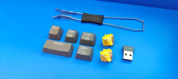 Dodatkowe keycapy, zapasowe switche oraz narzędzie do ich wymiany. Czego chcieć więcej? Źródło: fotografia własna. - Wybierasz klawiaturę? Te 5 cech ma największe znaczenie dla wygody użytkowania - wiadomość - 2025-06-12