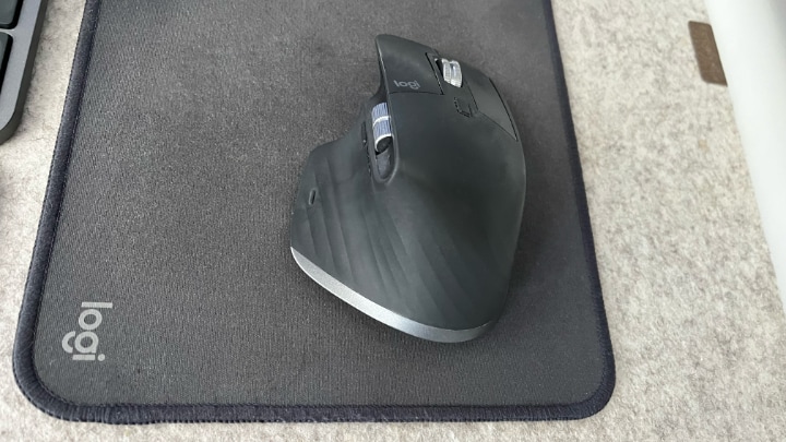Logitech MX Master 3S to ergonomiczny kształt i przede wszystkim ciche kliki (źródło: własne). - Używam myszki Logitech MX Master 3S od lat i nie wyobrażam sobie zmiany na inny model - wiadomość - 2024-10-26